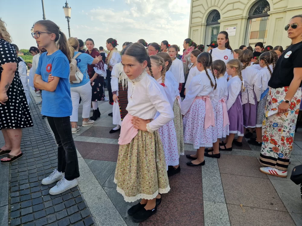Dječjom igrom i pjesmom započelo 61. Brodsko kolo