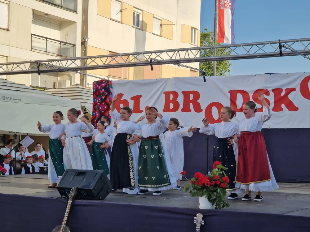 Dječjom igrom i pjesmom započelo 61. Brodsko kolo