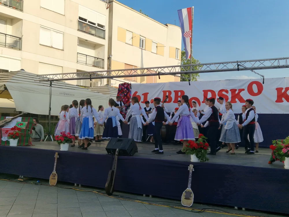 Dječjom igrom i pjesmom započelo 61. Brodsko kolo