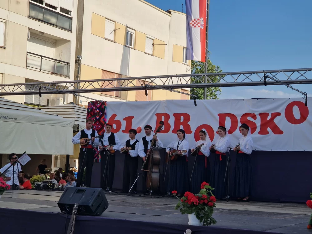 Dječjom igrom i pjesmom započelo 61. Brodsko kolo