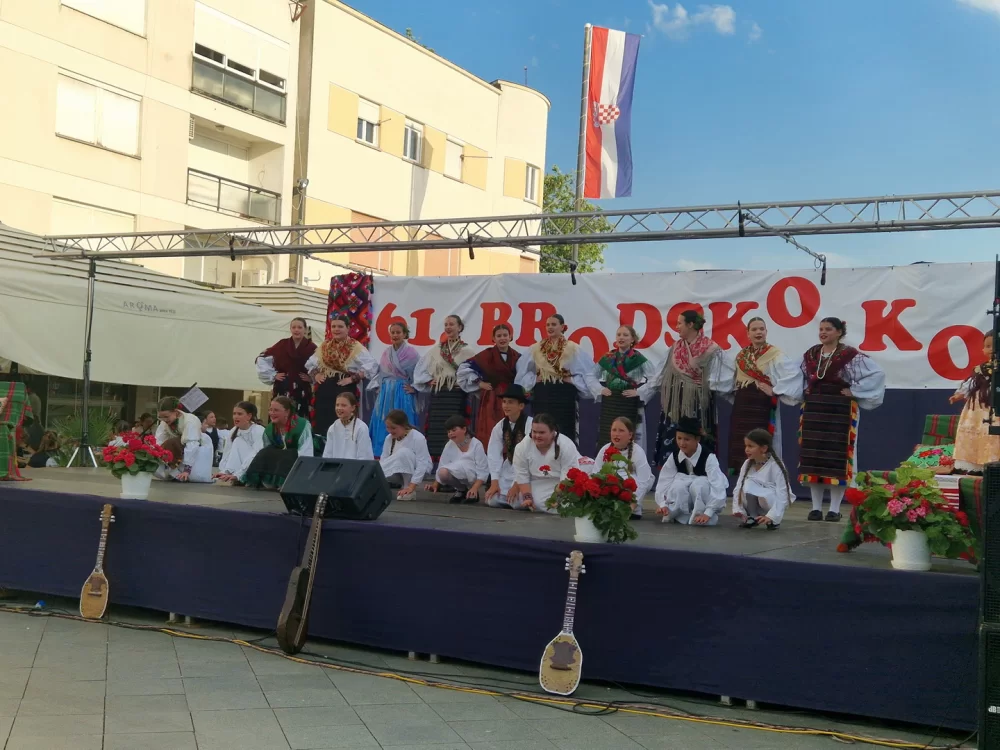 Dječjom igrom i pjesmom započelo 61. Brodsko kolo