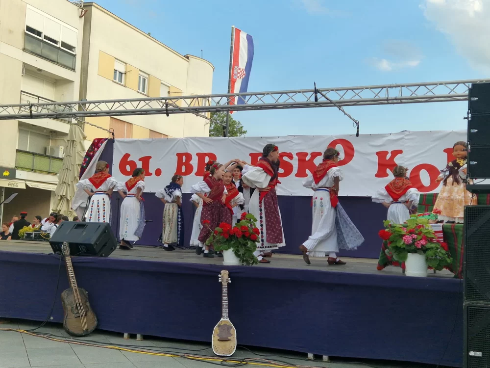 Dječjom igrom i pjesmom započelo 61. Brodsko kolo