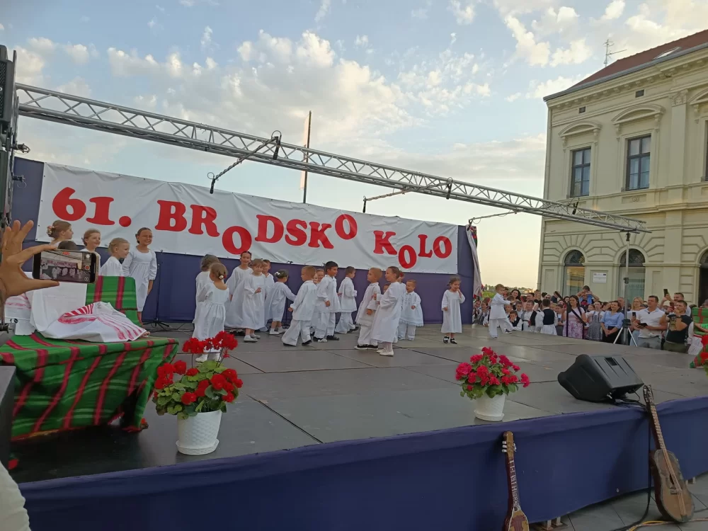 Dječjom igrom i pjesmom započelo 61. Brodsko kolo