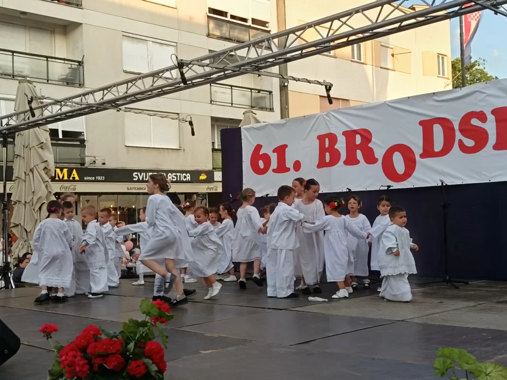 Dječjom igrom i pjesmom započelo 61. Brodsko kolo