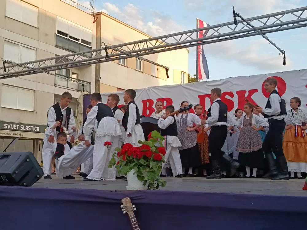 Dječjom igrom i pjesmom započelo 61. Brodsko kolo