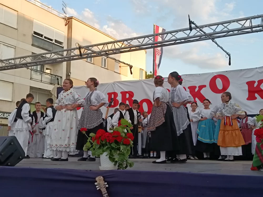 Dječjom igrom i pjesmom započelo 61. Brodsko kolo