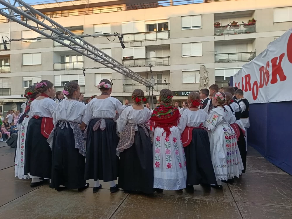 Dječjom igrom i pjesmom započelo 61. Brodsko kolo