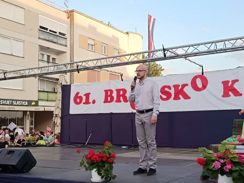 Dječjom igrom i pjesmom započelo 61. Brodsko kolo