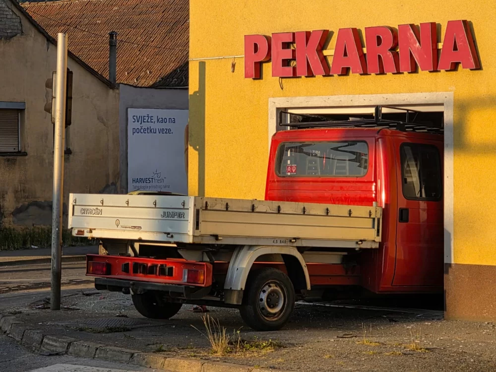 Kaos u Požegi: Vozilom uletio u pekarnicu – petero ozlijeđenih