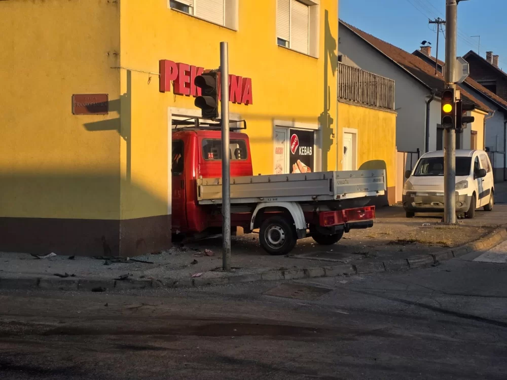 Kaos u Požegi: Vozilom uletio u pekarnicu – petero ozlijeđenih