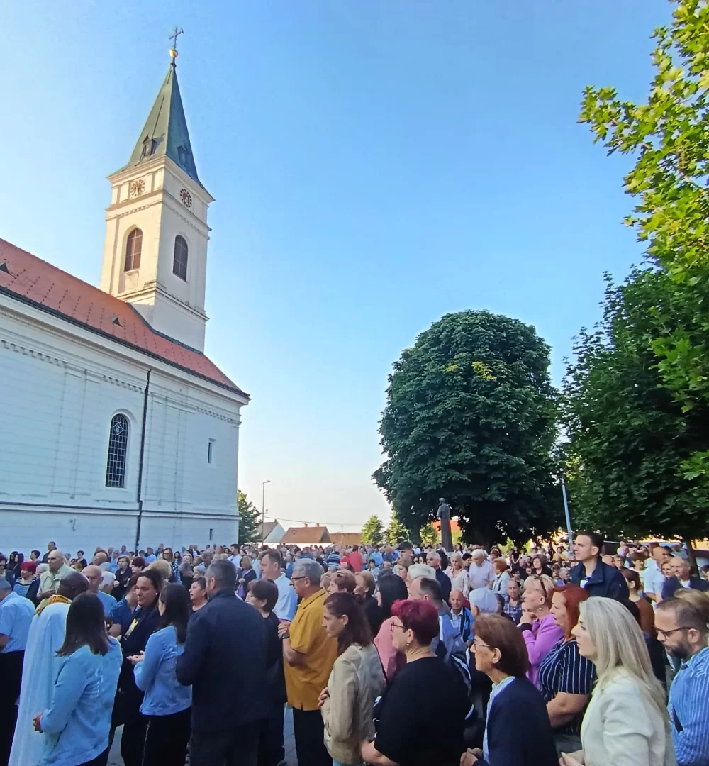 Proslavljen dan svega svijeta - tisuće vjernika na hodočašću svetog Ante u Podvinju 