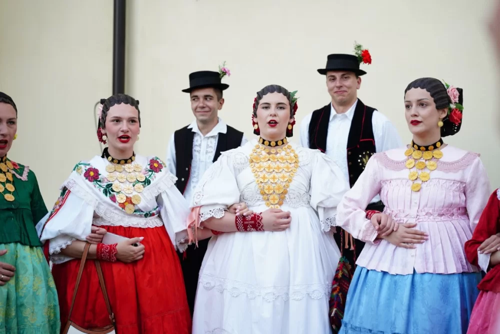 LJETO U SIBINJU: Brojna publika oduševljena nastupom KUD-ova i Slavonskih lola 