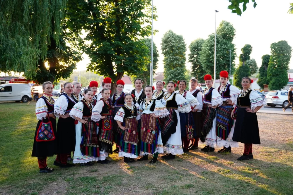 LJETO U SIBINJU: Brojna publika oduševljena nastupom KUD-ova i Slavonskih lola 