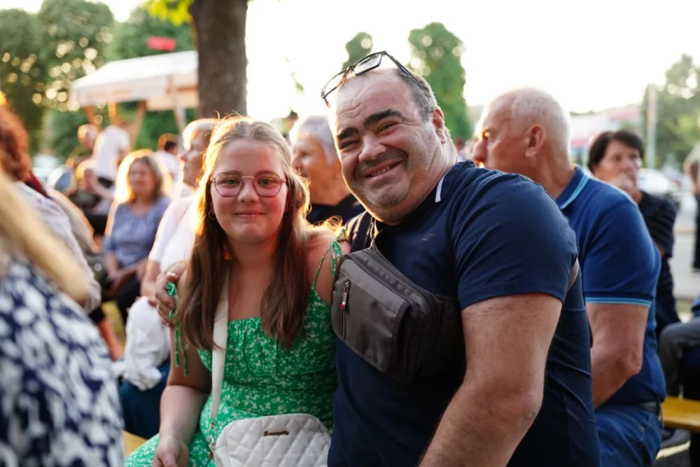 LJETO U SIBINJU: Brojna publika oduševljena nastupom KUD-ova i Slavonskih lola 