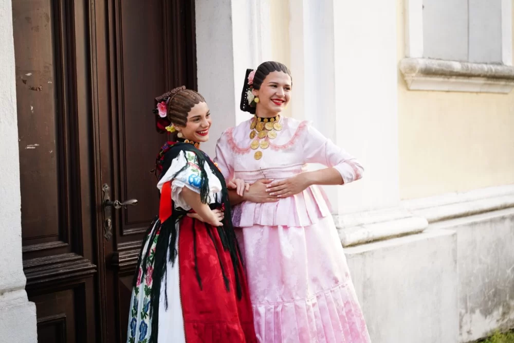 LJETO U SIBINJU: Brojna publika oduševljena nastupom KUD-ova i Slavonskih lola 