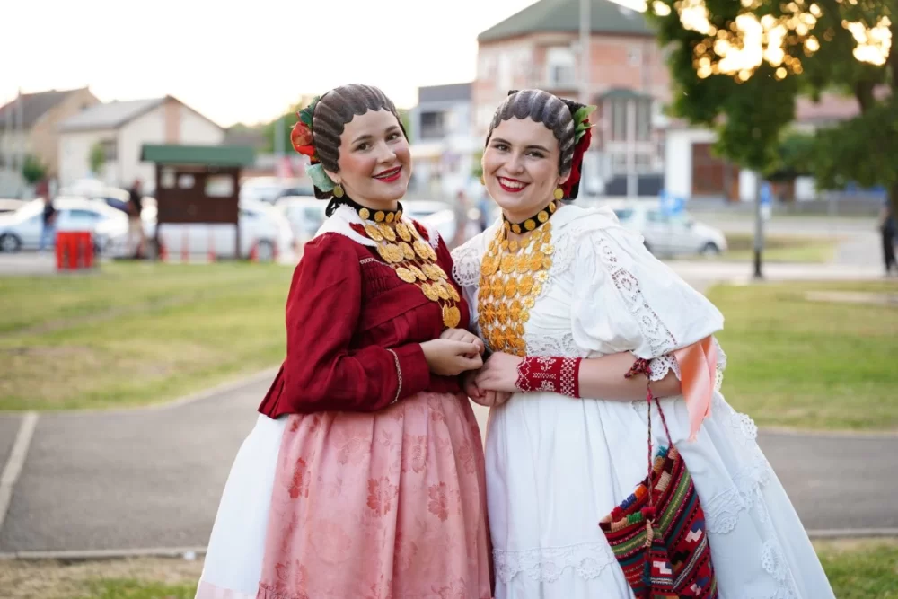 LJETO U SIBINJU: Brojna publika oduševljena nastupom KUD-ova i Slavonskih lola 