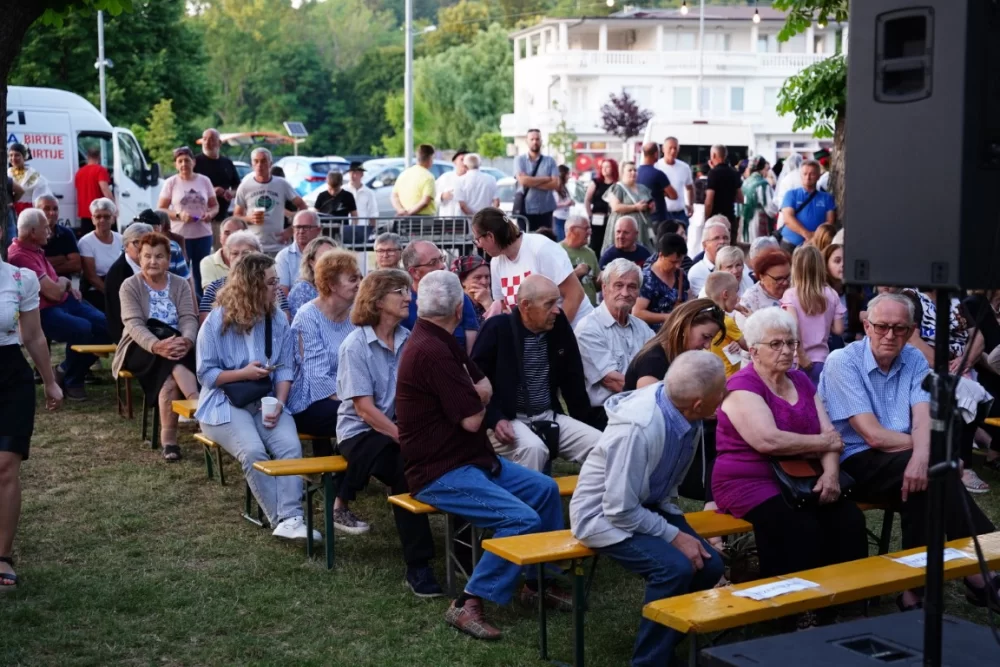 LJETO U SIBINJU: Brojna publika oduševljena nastupom KUD-ova i Slavonskih lola 