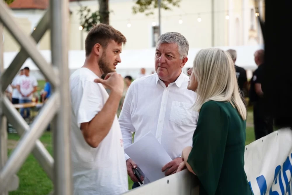 LJETO U SIBINJU: Brojna publika oduševljena nastupom KUD-ova i Slavonskih lola 