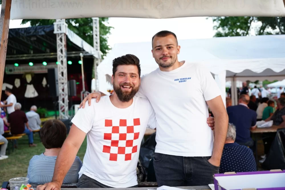 LJETO U SIBINJU: Brojna publika oduševljena nastupom KUD-ova i Slavonskih lola 