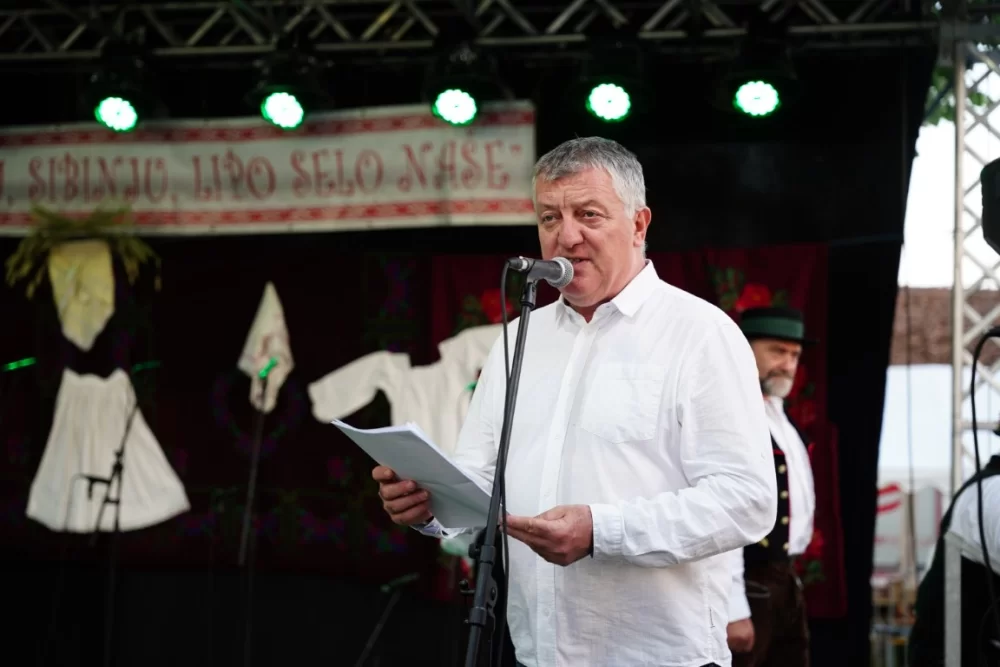 LJETO U SIBINJU: Brojna publika oduševljena nastupom KUD-ova i Slavonskih lola 