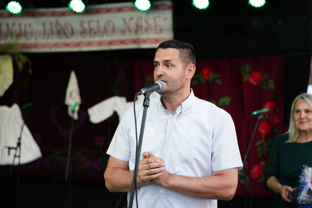 LJETO U SIBINJU: Brojna publika oduševljena nastupom KUD-ova i Slavonskih lola 