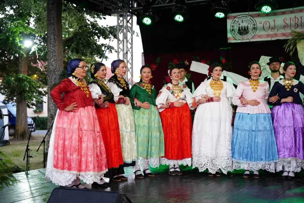 LJETO U SIBINJU: Brojna publika oduševljena nastupom KUD-ova i Slavonskih lola 