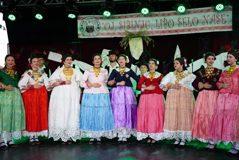 LJETO U SIBINJU: Brojna publika oduševljena nastupom KUD-ova i Slavonskih lola 