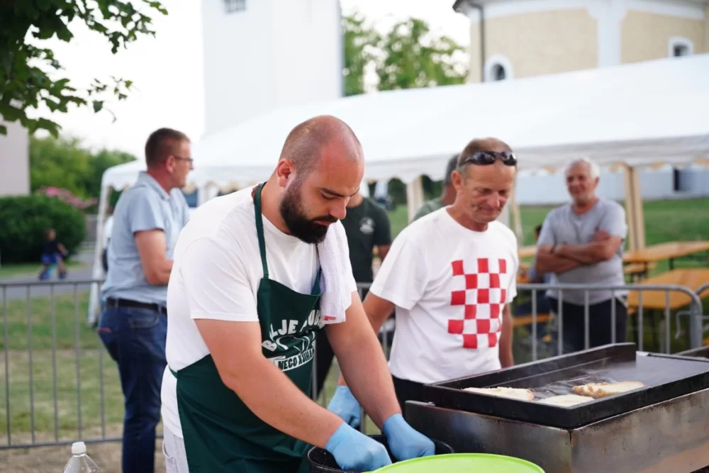 LJETO U SIBINJU: Brojna publika oduševljena nastupom KUD-ova i Slavonskih lola 