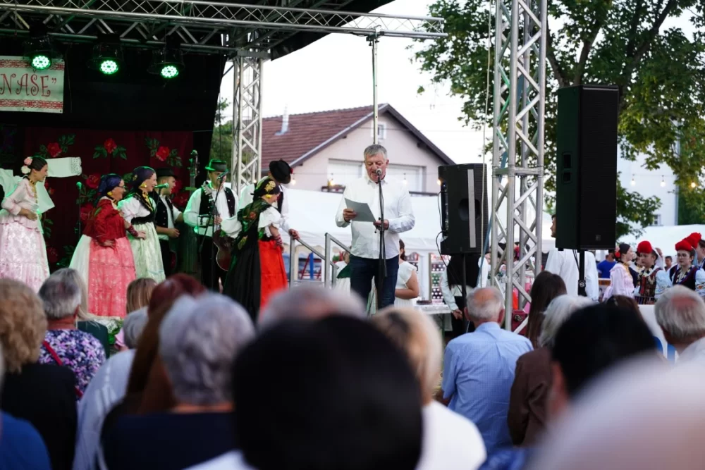 LJETO U SIBINJU: Brojna publika oduševljena nastupom KUD-ova i Slavonskih lola 