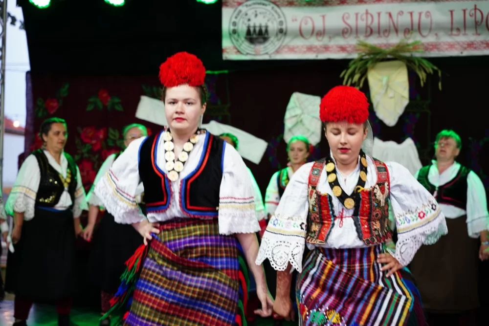 LJETO U SIBINJU: Brojna publika oduševljena nastupom KUD-ova i Slavonskih lola 