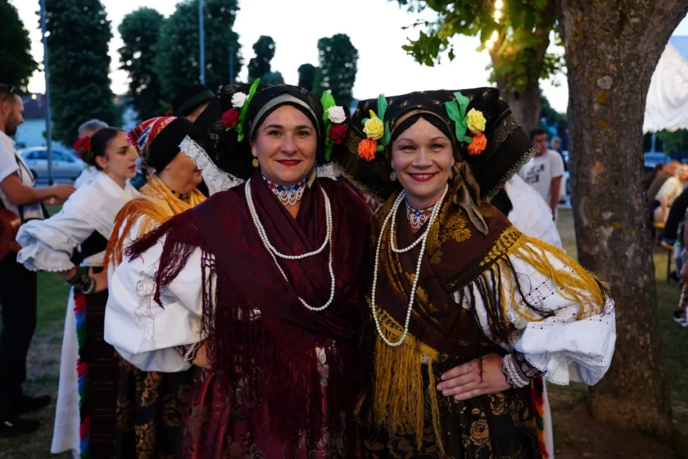 LJETO U SIBINJU: Brojna publika oduševljena nastupom KUD-ova i Slavonskih lola 