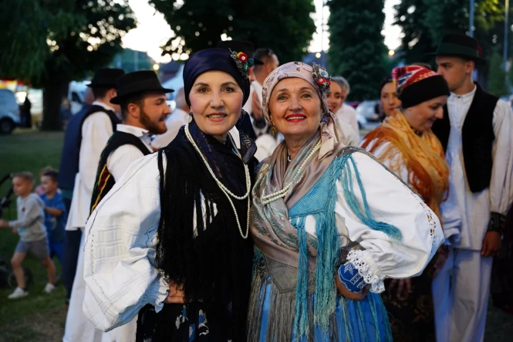 LJETO U SIBINJU: Brojna publika oduševljena nastupom KUD-ova i Slavonskih lola 