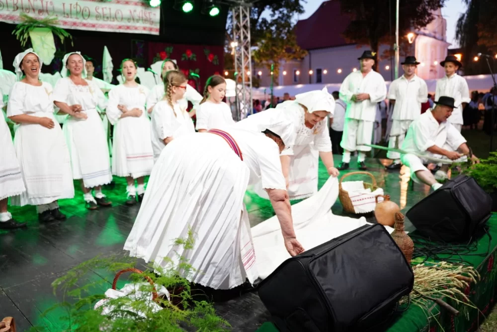 LJETO U SIBINJU: Brojna publika oduševljena nastupom KUD-ova i Slavonskih lola 