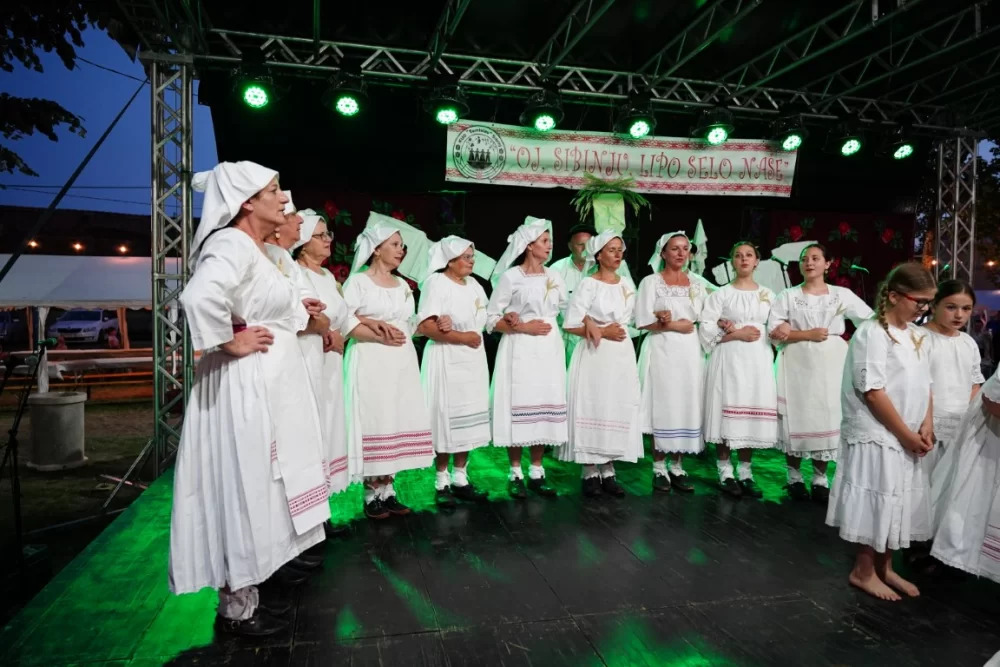 LJETO U SIBINJU: Brojna publika oduševljena nastupom KUD-ova i Slavonskih lola 