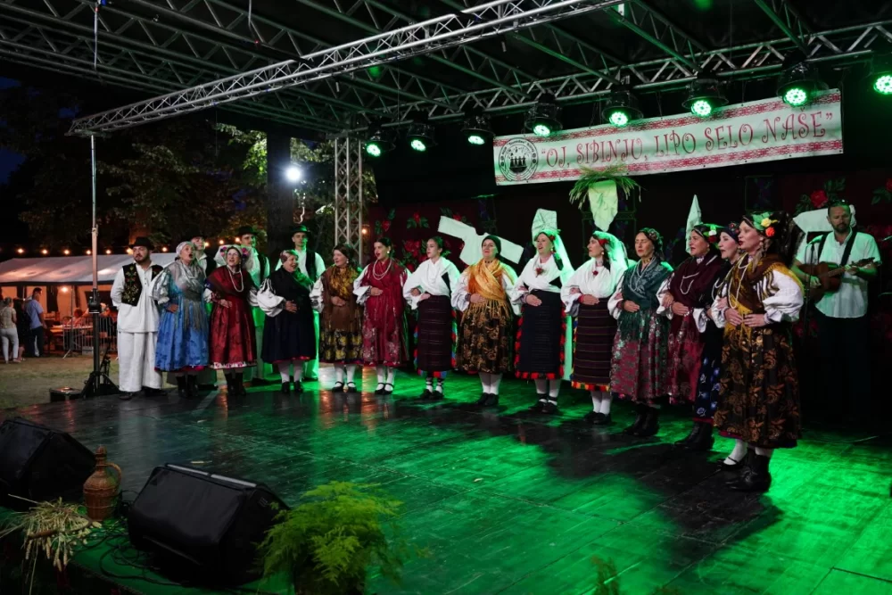 LJETO U SIBINJU: Brojna publika oduševljena nastupom KUD-ova i Slavonskih lola 