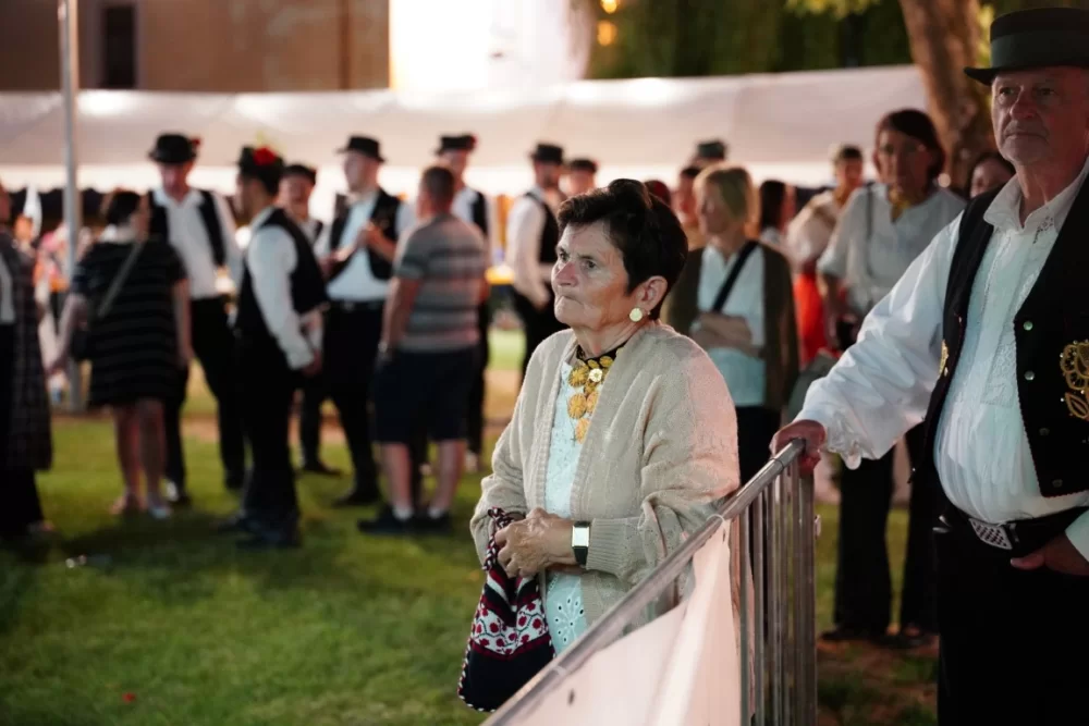 LJETO U SIBINJU: Brojna publika oduševljena nastupom KUD-ova i Slavonskih lola 