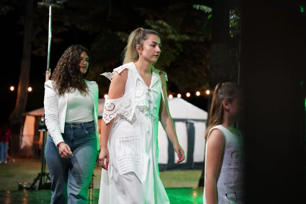 LJETO U SIBINJU: Brojna publika oduševljena nastupom KUD-ova i Slavonskih lola 