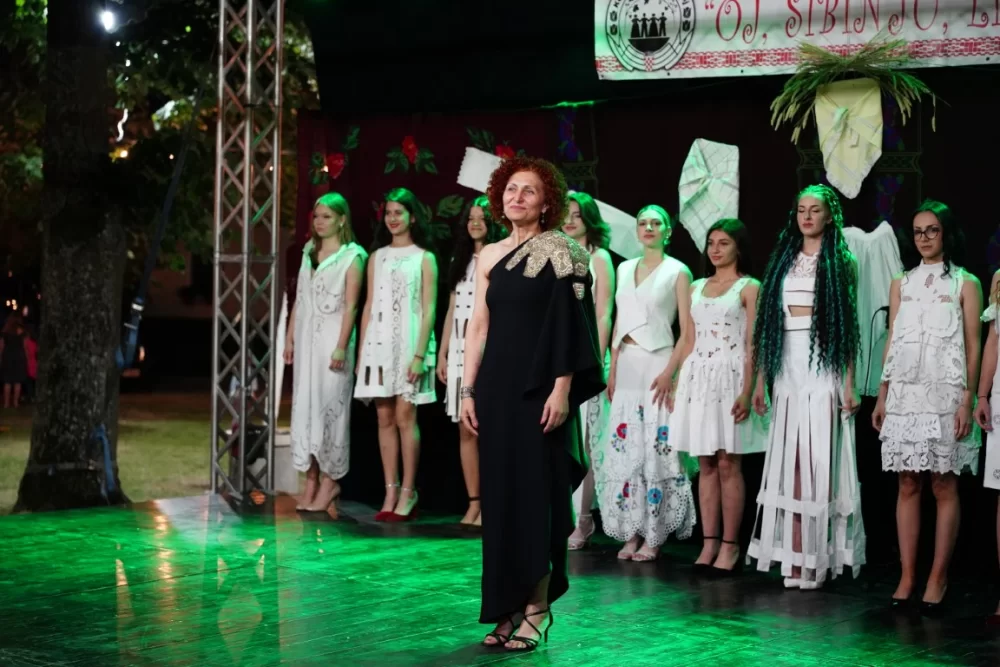 LJETO U SIBINJU: Brojna publika oduševljena nastupom KUD-ova i Slavonskih lola 