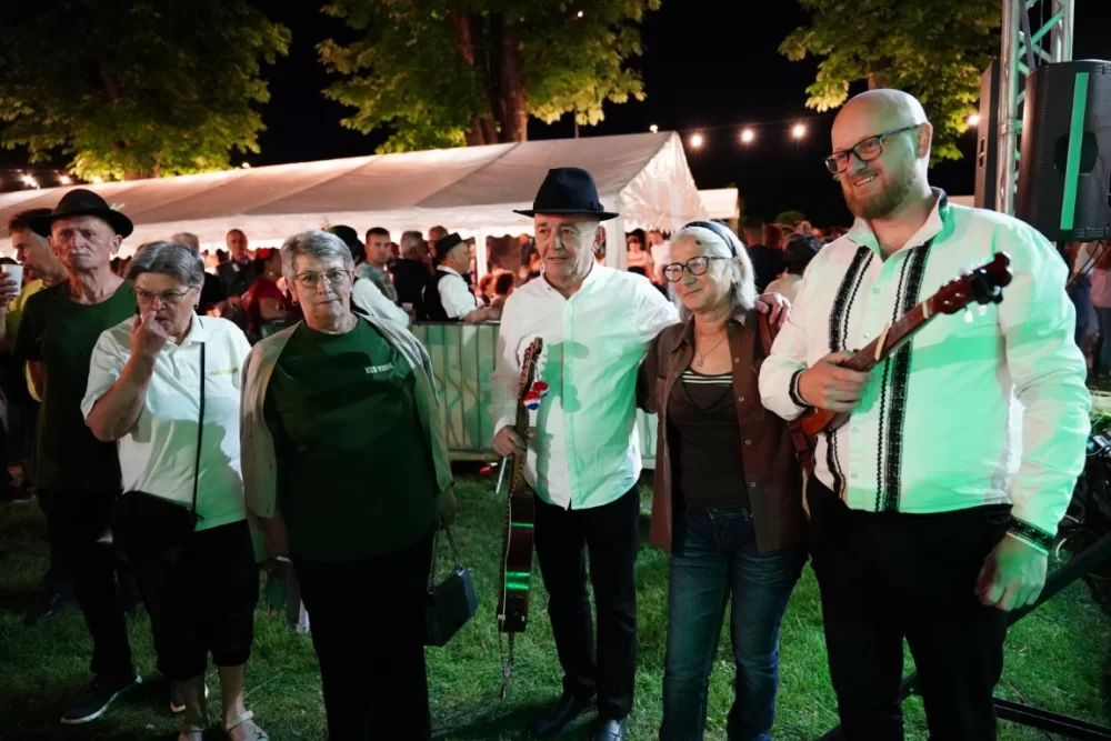 LJETO U SIBINJU: Brojna publika oduševljena nastupom KUD-ova i Slavonskih lola 