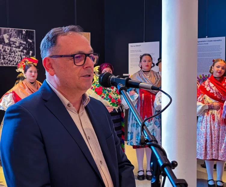 O NARODNIM NOŠNJAMA ŠOKACA U PANONIJI: U Muzeju bećarca otvorena izložba “Kad se spremim i malo naredim” 