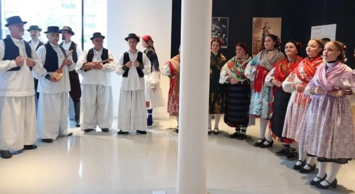 O NARODNIM NOŠNJAMA ŠOKACA U PANONIJI: U Muzeju bećarca otvorena izložba “Kad se spremim i malo naredim” 