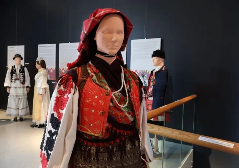 O NARODNIM NOŠNJAMA ŠOKACA U PANONIJI: U Muzeju bećarca otvorena izložba “Kad se spremim i malo naredim” 