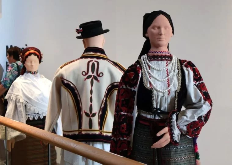 O NARODNIM NOŠNJAMA ŠOKACA U PANONIJI: U Muzeju bećarca otvorena izložba “Kad se spremim i malo naredim” 
