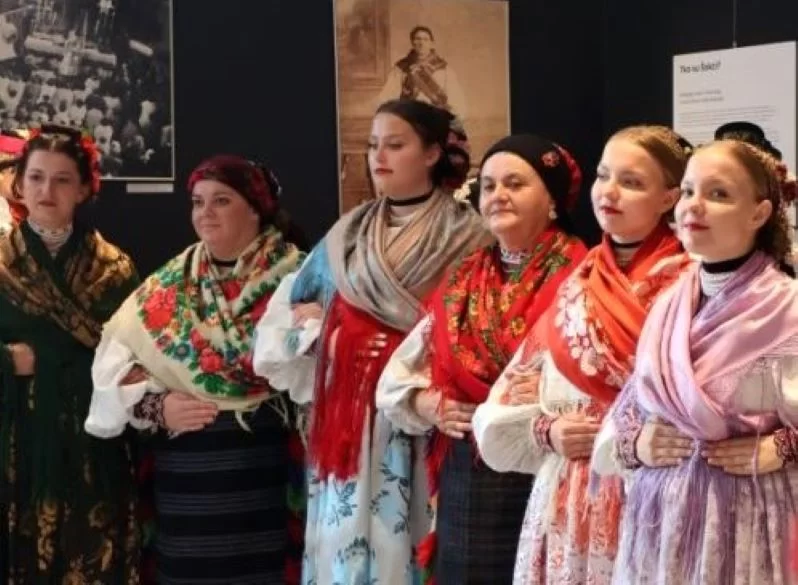 O NARODNIM NOŠNJAMA ŠOKACA U PANONIJI: U Muzeju bećarca otvorena izložba “Kad se spremim i malo naredim” 
