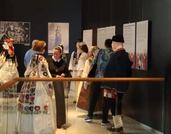 O NARODNIM NOŠNJAMA ŠOKACA U PANONIJI: U Muzeju bećarca otvorena izložba “Kad se spremim i malo naredim” 