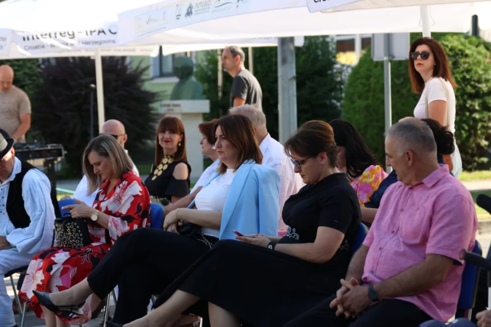 Povorka konjanika i konjskih zaprega ta članova kulturno-umjetničkih društava ulicama grada Pleternice
