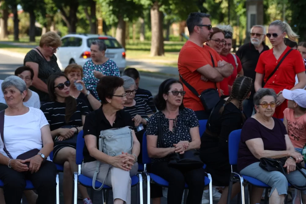 Povorka konjanika i konjskih zaprega ta članova kulturno-umjetničkih društava ulicama grada Pleternice