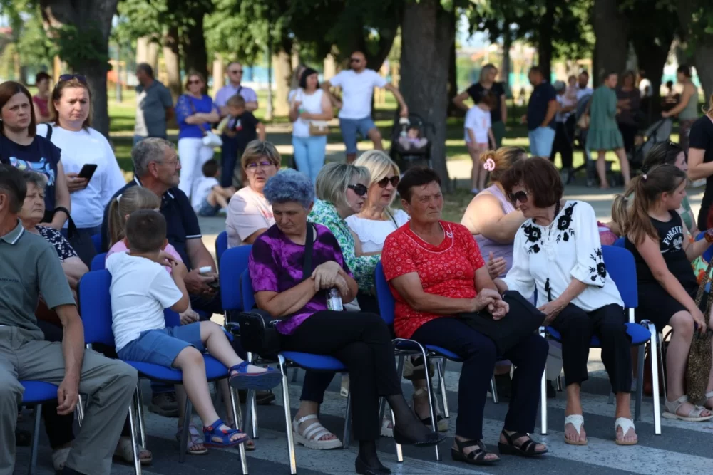 Povorka konjanika i konjskih zaprega ta članova kulturno-umjetničkih društava ulicama grada Pleternice