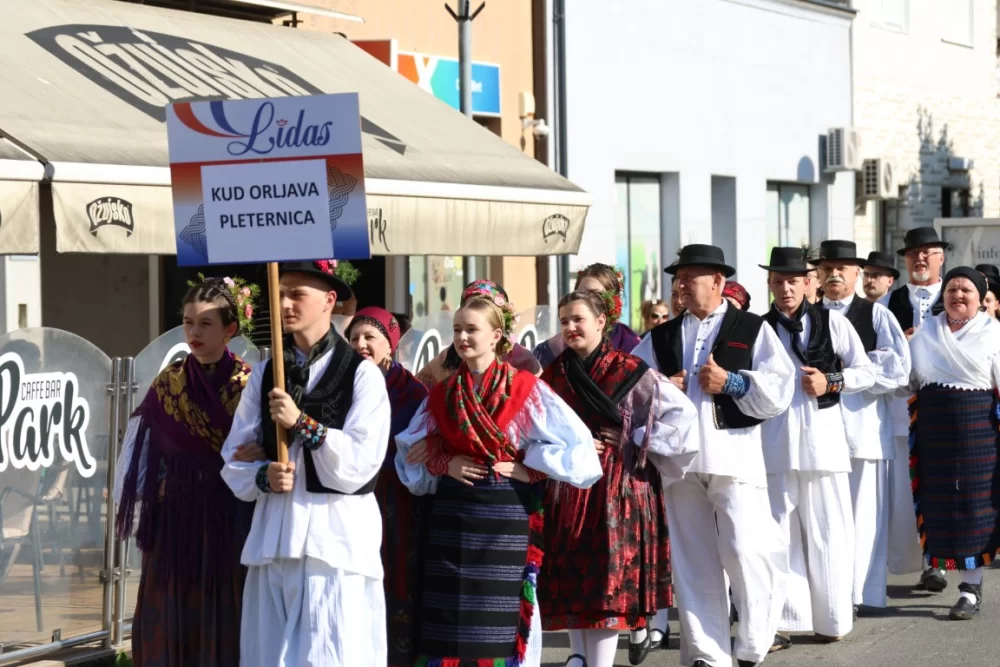 Povorka konjanika i konjskih zaprega ta članova kulturno-umjetničkih društava ulicama grada Pleternice