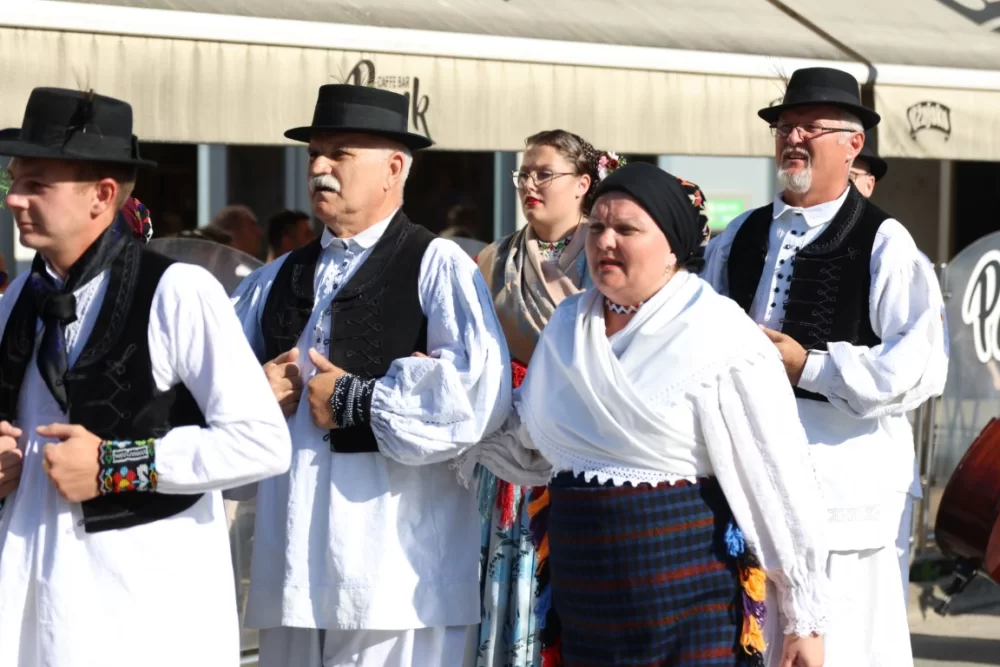 Povorka konjanika i konjskih zaprega ta članova kulturno-umjetničkih društava ulicama grada Pleternice